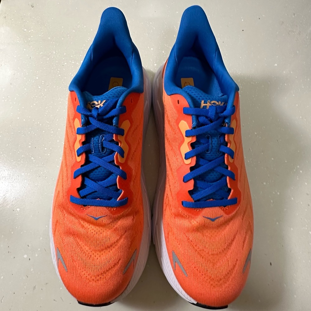 SALES SAMPLE Hoka Men’s Arahi 6 Size 9 in Vibrant Orange / Coastal Sky